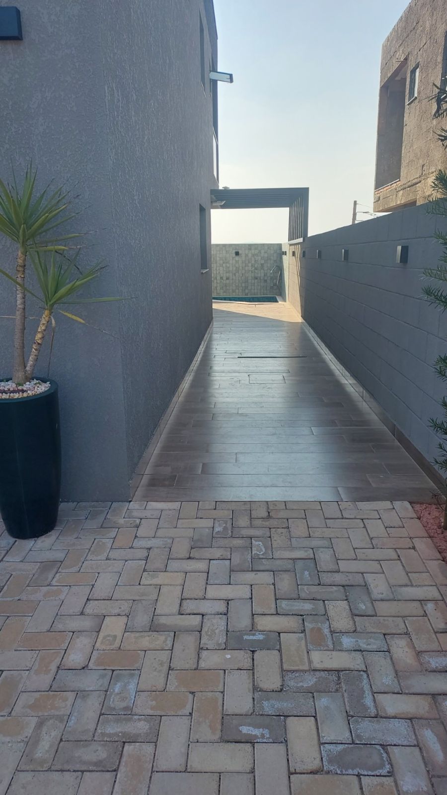 CORREDOR LATERAL DECORADO